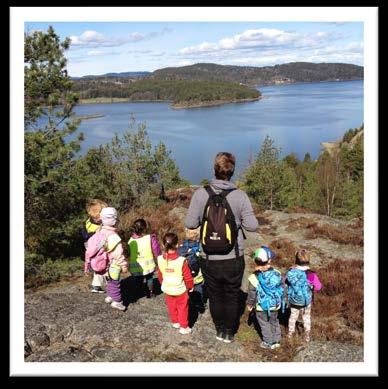 Stort solrikt og variert uteområde med sjøutsikt, kupert terreng, mye vekster og småkryp, fugler, ekorn m.m.. Skogen 5 minutter unna med herlig utsikt over byen fra Røysåsen.