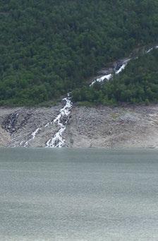 Mosdalsbekken renner ut i Ringedalsvatnet sørøst for dammen (høyre foto).