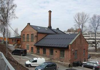 Litt lokalhistorie BRYGGERIET PÅ BRYN Bak bygningen, som i dag blant annet huser Olsen restaurant på gamle Bryn torg, ligger en teglsteinbygning fra 1880.