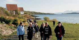 Vi begynner med en kort sightseeing gjennom s gater, før vi kjører til Trondeneshalvøya. Her besøker vi den vakre middelalderkirken, Trondenes kirke, som er et av våre fremste kulturminner.