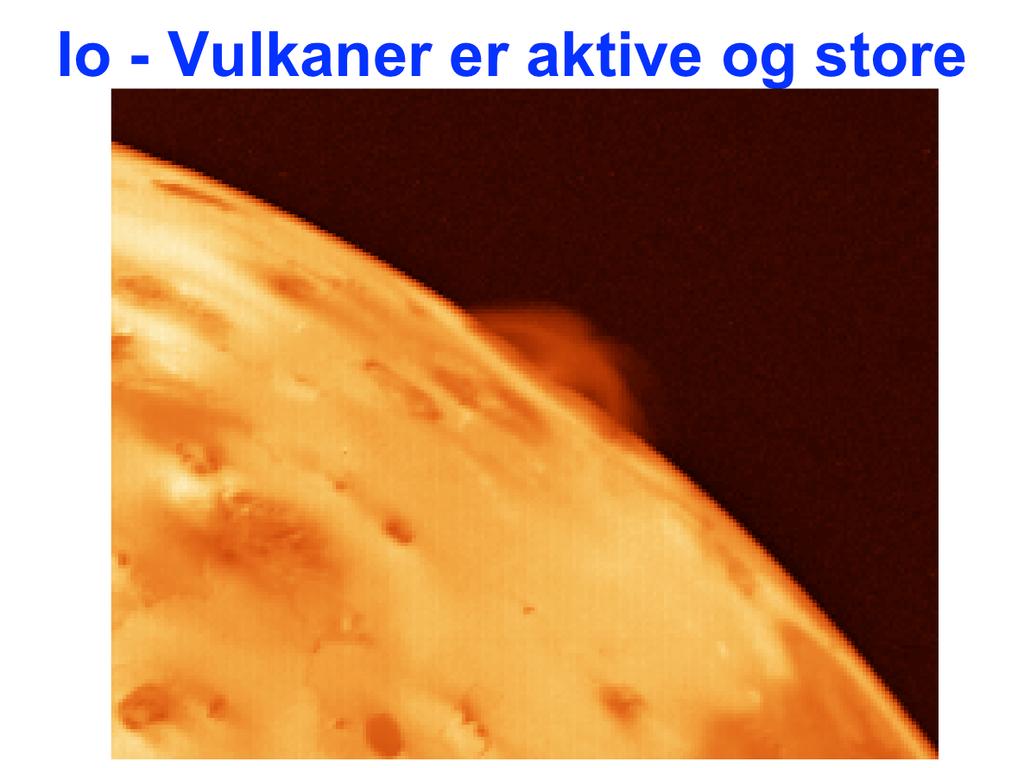 Dette bildet viser de første observasjon fra Voyager av en aktiv vulkan på Io. Senere har Galileo sett mange vulkanutbrudd, flere av dem større enn dette.