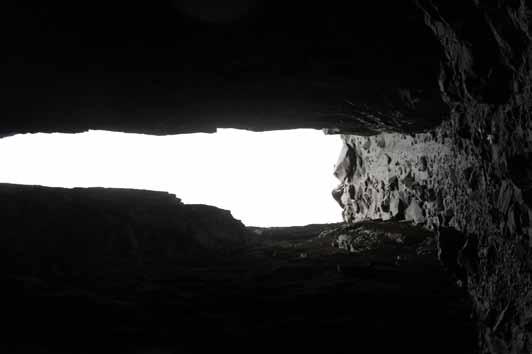 I Refsvika har det bodd mennesker i 3000 år. En vet ikke nøyaktig hva hulen ble brukt til, men eksperter er enige om at den ikke var et bosted. Den er for stor, for åpen og for fuktig.