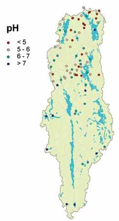 aluminium målt som uorganisk monomert aluminium (Um-Al), er fortsatt høyt i flere av de ikke-kalkede vannene over marin grense (> 100 μg/l).