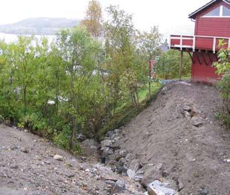 Formål med tiltaket: Sikre mot utvidet skade på eneboliger og infrastruktur etter regnværsflom. Beskrivelse: Det var ekstreme nedbørsmengder i Narvik natt til den 27.08.05.