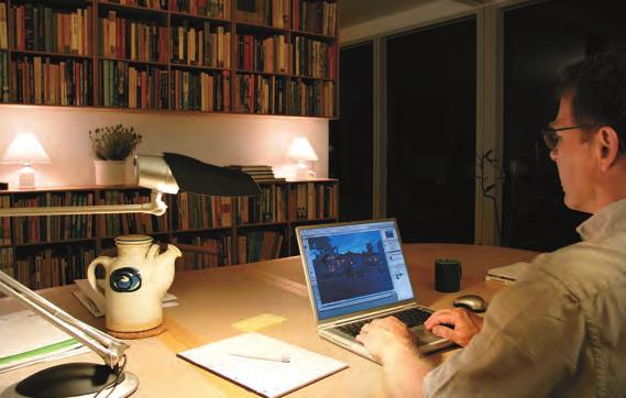 synsforhold ved dataskjermen 1 1: En god skrivebordslampe gir gode arbeidsvilkår både ved skjermen og når du skal skrive på papir.