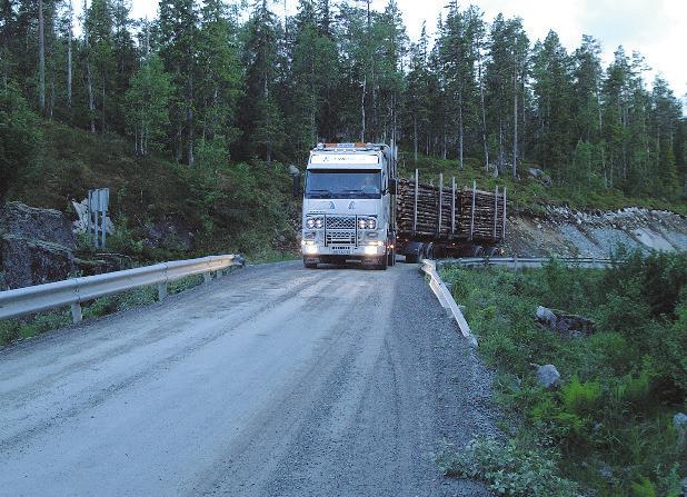 Snarvegen Det er lite plass til møtende trafikk når tømmerbilene kommer. I tillegg kan ikke lastekapasiteten nyttes fullt ut.