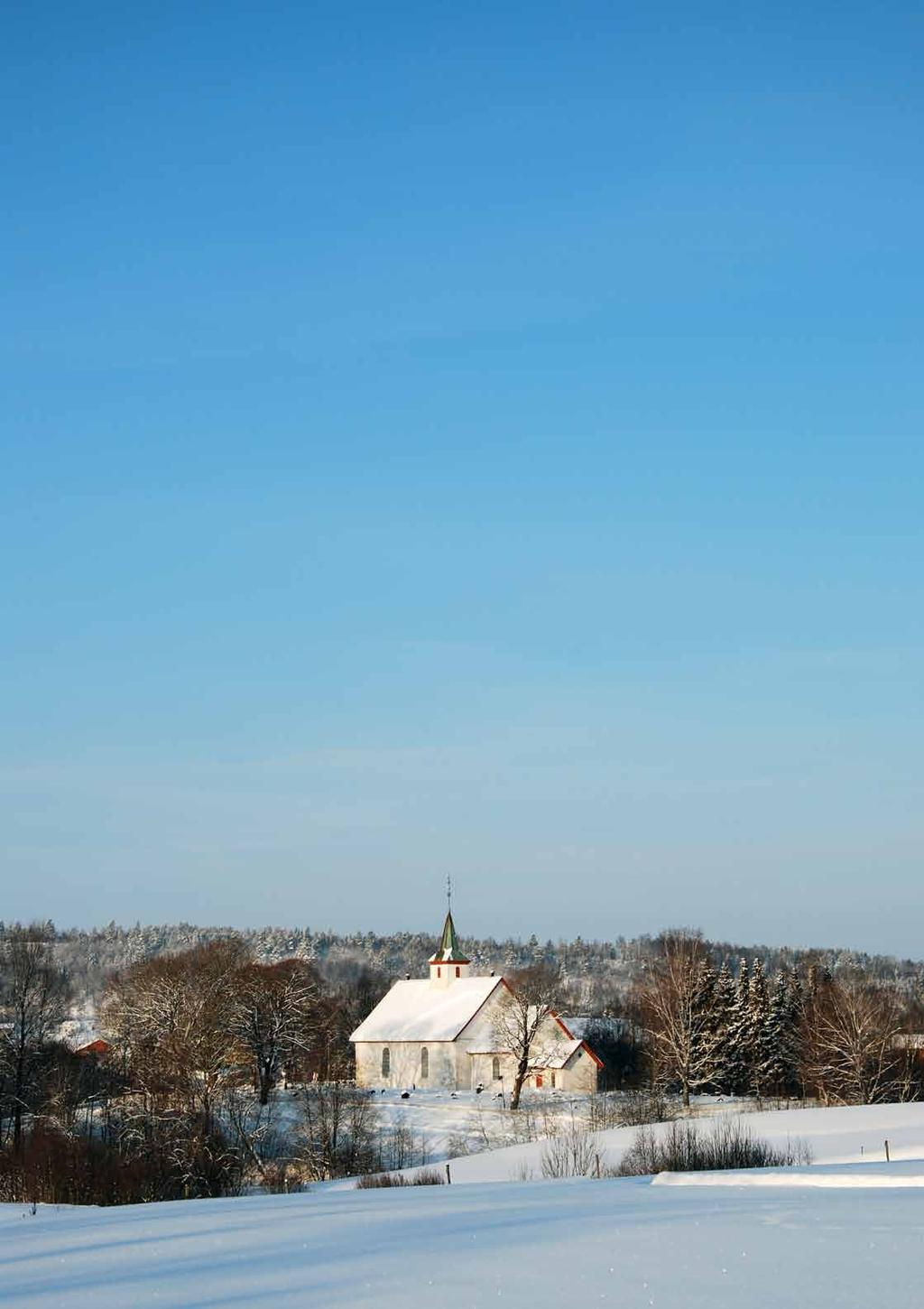 Ramnes kirkes historie Ramnes kirke er reist mot slutten av 1100-tallet. I 1993 var det 800-års jubileum, med kong Harald tilstede. Den første kirken var uten våpenhus, sakristi, tårn og vinduer.