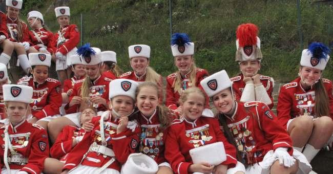 Club Englands parader på strandpromenaden langs byen og stranden er en populær tradisjon, både for unge musikanter,