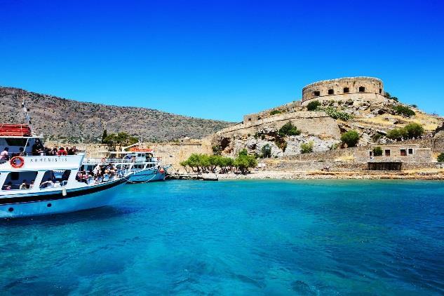 I Heraklion får vi en guidet rundtur i byen før vi inntar vår lunsj på en lokal taverna. Ferden fortsetter mot det arkeologiske området Knossos.