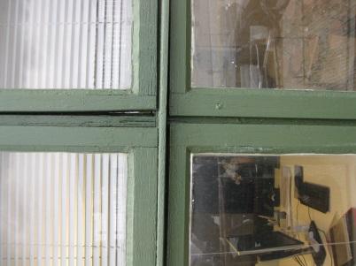 Midtstolpen har samme profil som vinduet i spiserommet hos Stiftelsen Bryggen.