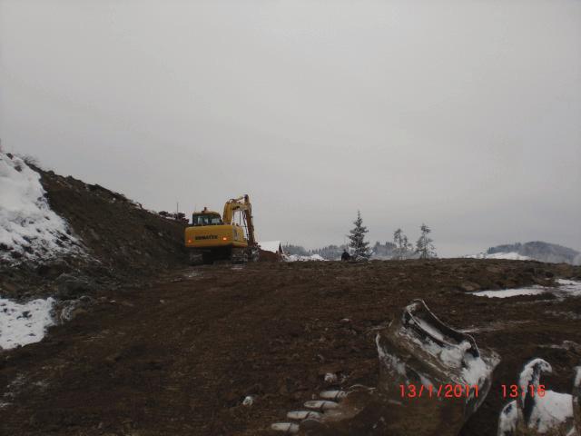 .1.2011 der tiltaket er betydelig omprosjektert i forhold til det omsøkte, bl.a. når det gjelder adkomst til garasje. Kommunen innvilget søknad om dispensasjon fra kommuneplanen den 28.1.2011 (DS UTV 12/11) etterfulgt av byggetillatelse (DS UTV 3/11), også datert 28.