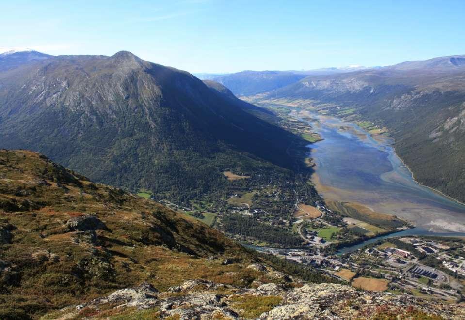 Nasjonalparklandsbyen Lom ligg innunder mektige Lomseggen -