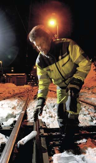 Tekst og foto: ØYSTEIN GRUE Min arbeidsdag NAVN: Roger Nilsen ALDER: 47 år TITTEL: Baneformann ARBEIDSSTED: Banevakta Oslo S (Jernbaneverket Drift) Mellom 15 og 20 timer overtid i løpet av en snørik