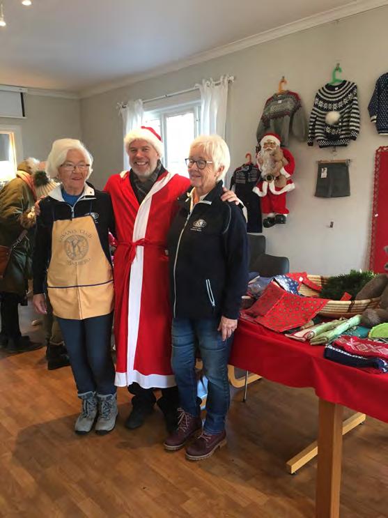 Jula har kommet til Tønsberg. Kiwanis Club Tønsberg Blanca har hatt julemarked. Medlemmene hadde strikket og sydd, mye fint. Flere hadde også bakt julekaker for salg.