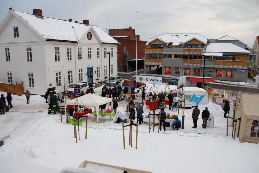 og til Holmestrand... JULEMARKED I KIRKEGATA lørdag 2. des. For klubben er dette et fint arrangement for profilering. Dette året var det litt færre salgsboder en tidligere år. Ca.