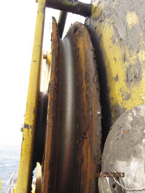 6 Bomtupp, ledeskive whip avtrykk etter ståltau i skive Skader på kabelgate i bomtupp Skader på bomrest (leider) Strekkfisker på sikringsståltau ved