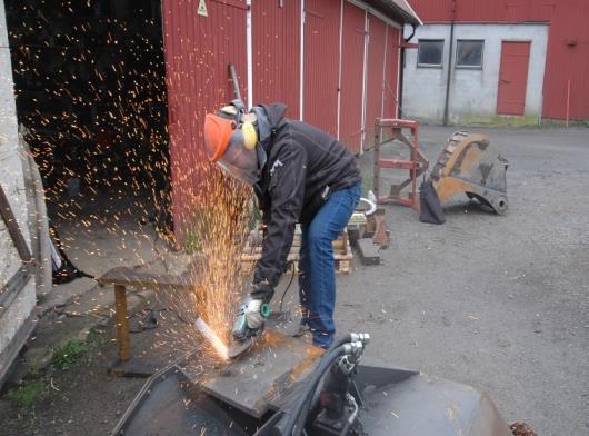 De som utfører varme arbeider må ha innsikt i hvilken brannrisiko varme arbeider innebærer, og utføre arbeidet på en slik måte at brann ikke oppstår.