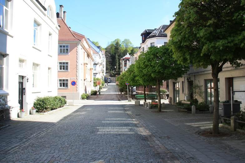 Stiplet linje viser ganglinje fra korttidsparkering til barnehagen.