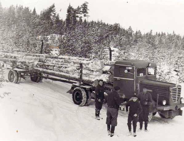 268 Rømskog bygdebok bind 3 Etterkrigstid og gjenoppbygging Lastebilen Bussing, fra Tingelstad Almenning på Hadeland var en av de største tømmerbilene i landet i 1950 åra.