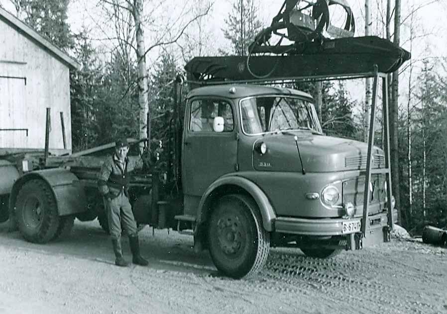 272 Rømskog bygdebok bind 3 Etterkrigstid og gjenoppbygging Daniel Hagen (1914-88) var i mange år fast tøm mer kjører i Sundsrudgodset. Med en Mercedes 338 er han her øst for Sjøli i 1964.