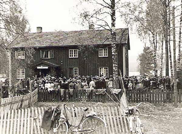 290 Rømskog bygdebok bind 3 Etterkrigstid og gjenoppbygging Rømskog kommunelokale ved Kirkerud etter ombyggingen i 1935. Bildet er fra Tårnbyslektens stevne 26. juni 1955.