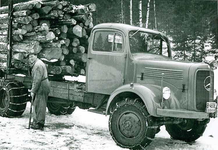 Etterkrigstid og gjenoppbygging Rømskog bygdebok bind 3 291 Henrik Bernhus (1915 80) kjørte tømmer med egen bil i mange år. Her er han klar til å transportere et fullt lass.