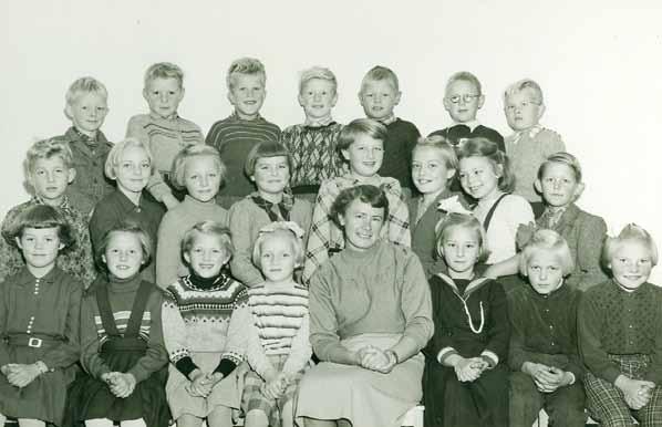 296 Rømskog bygdebok bind 3 Etterkrigstid og gjenoppbygging 2. og 3. klasse ved Tukken skole i 1955.