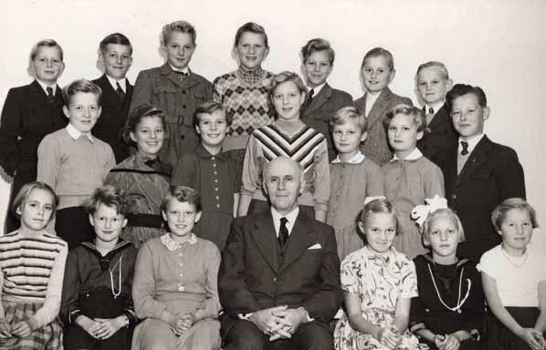 Etterkrigstid og gjenoppbygging Rømskog bygdebok bind 3 297 Elever på Sandem skole høsten 1955.