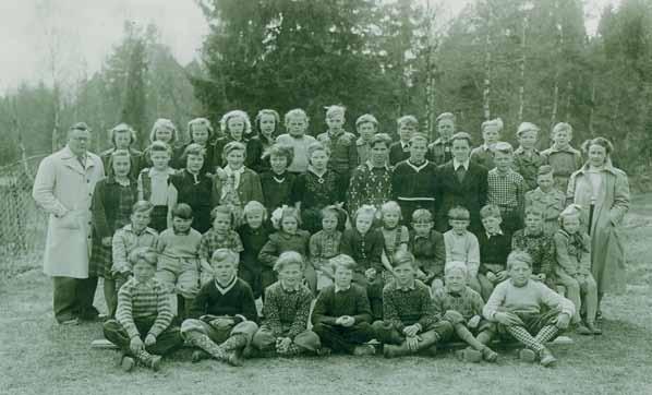 298 Rømskog bygdebok bind 3 Etterkrigstid og gjenoppbygging Skolebilde Tukken 1952 1. rekke fra venstre: Kåre Hakkim. Frank Olsen. Alf T. Ødegård. Kåre Skogheim. Ola Taraldrud. Kåre J. Ringsby.