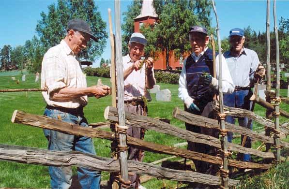 308 Rømskog bygdebok bind 3 Etterkrigstid og gjenoppbygging En aktiv dugnadsgjeng lager skigard sør for kirken på 1980-tallet.