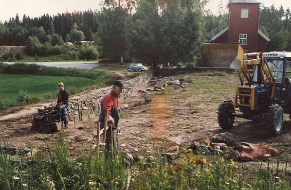 Etterkrigstid og gjenoppbygging Rømskog bygdebok bind 3 309 Svend Nyquist (1922-2009) til venstre og Arne Trømborg (1924-2008) utvider kirkegården vestover.