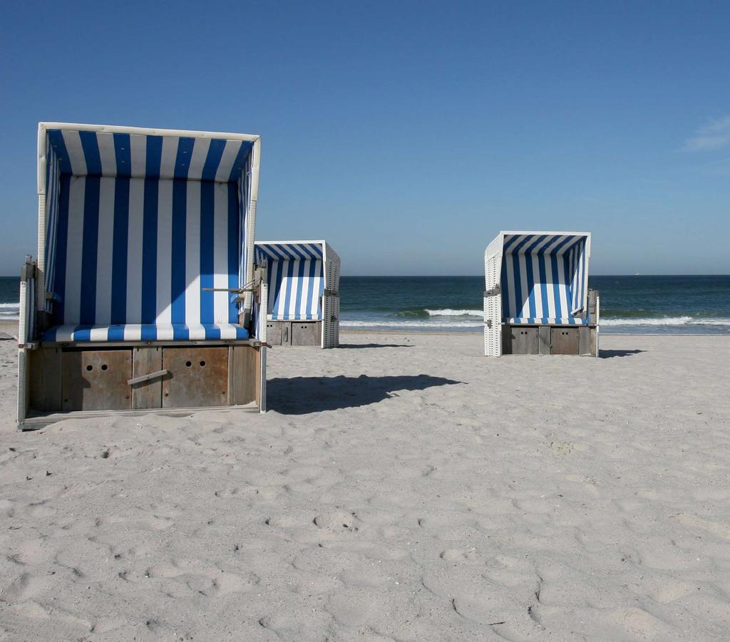 26 Sylt er den største av de nordfrisiske øyene i Tyskland. Øyen har lange, hvite sandstrender og overalt ser man de typisk nordtyske strandstolene (Standkorb).