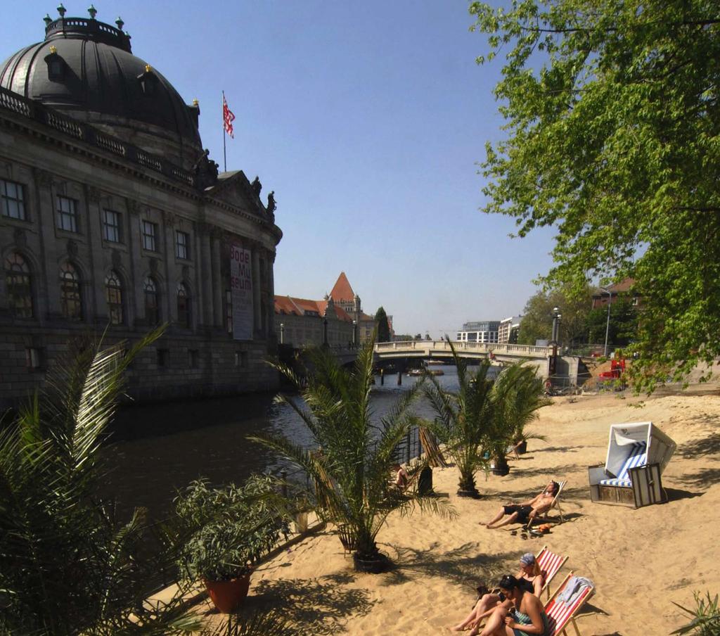 32 Om sommeren kan du gå på stranden midt i Berlin!