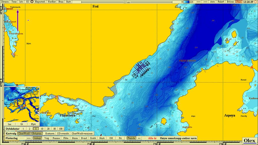 Figur 2.1.2. Oversikt over nærområdet til lokaliteten (sentralt i kartet) med kartlagt batymetri. Anlegget er inntegnet med ramme, fortøyningsliner og fôrflåte.