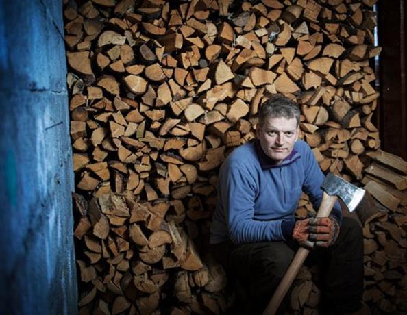 Lars Mytting hjemme på Elverum. Boka hans, HEL VED, ga inspirasjon til et TV program om hogging, stabling og brenning av ved.