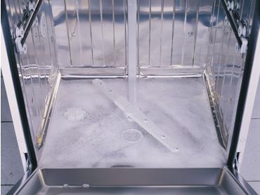 Skum Mulige årsaker - Serviset ble forhåndsvasket for hånd med for mye oppvaskmiddel - Skyllemiddelet har lekket ut i maskinen ved et uhell - Lokket på beholderen for