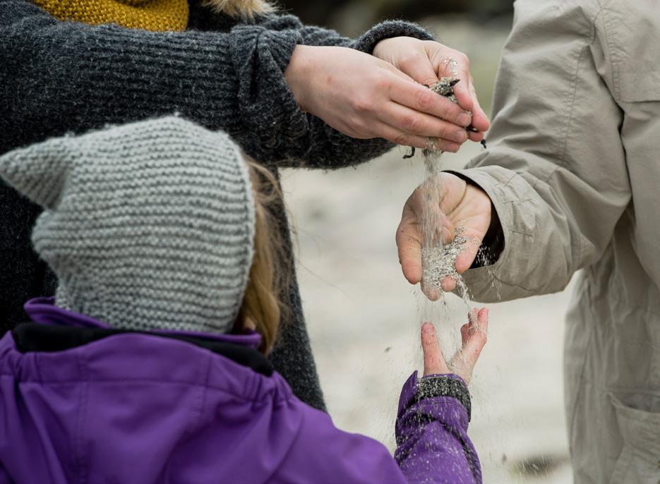 Å dele hendelser og opplevelser i hverdagen En spontan gest fra personen med medfødt døvblindhet, som du kjenner igjen fra en opplevelse, er en gylden anledning til å snakke om opplevelsen.