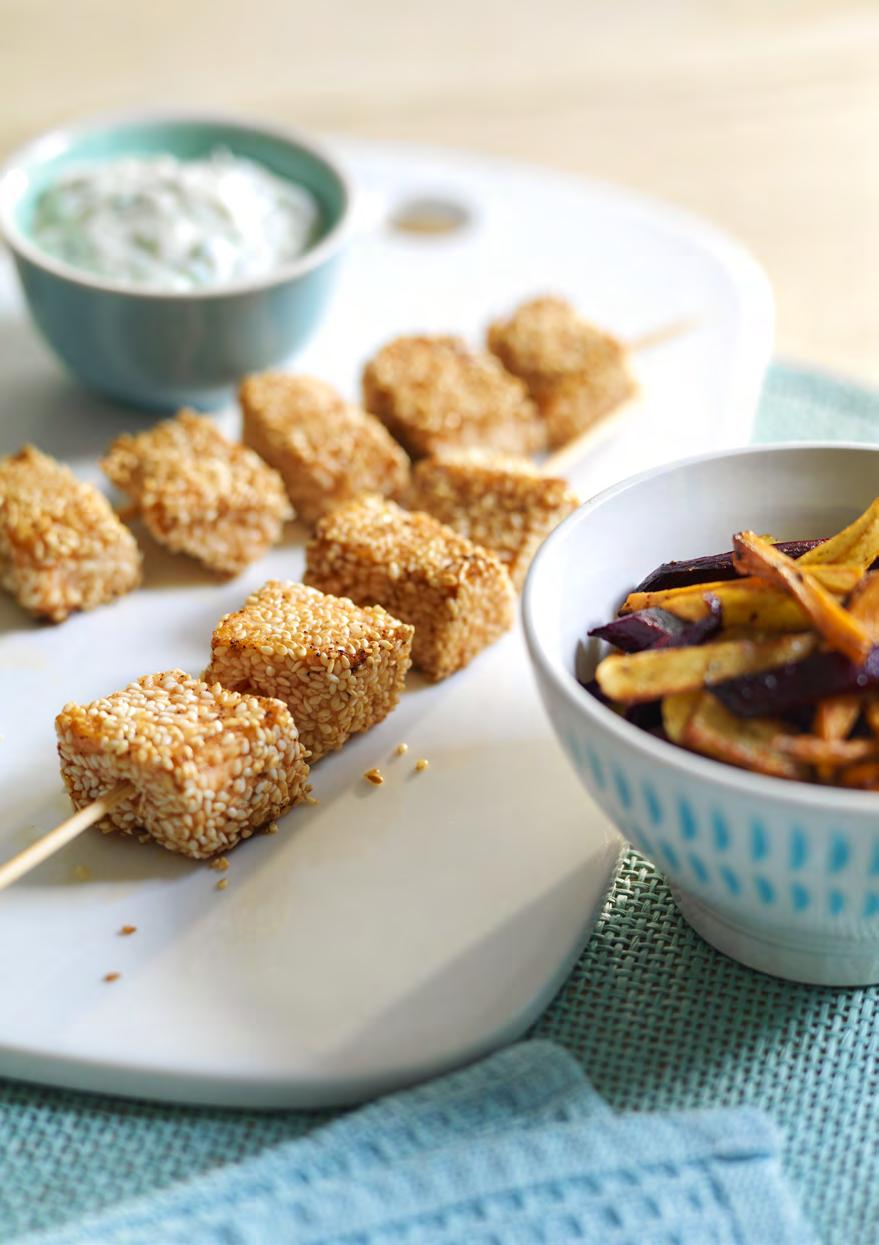 GRILLSPYD MED LAKS OG TZATZIKI Del fisken i store terninger. Dryss på krydder, salt 600 g laksefilet og sesamfrø. Tre 4-5 lakseterninger på hvert spyd.