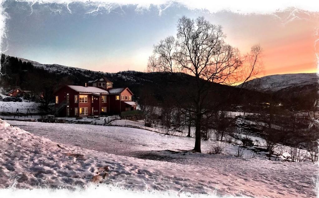 ADVENTS- og JULESANGER i EPLEKARTEN Innhold I TÅRNET... 2 O HØYE BARN... 2 ADVENTSKRANSEN GRØNN OG RUND... 3 ADVENTSVERS... 3 OVER SOL OG OVER STJERNE... 4 DEILIG ER DEN HIMMEL BLÅ.