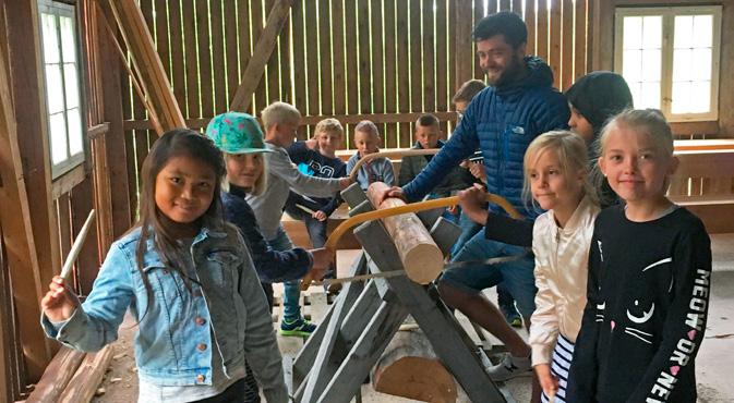 Foto: Maihaugen Skoletur til Maihaugen Av Berit Snøan Mange ganger når vi har voksne opplendinger på besøk på Maihaugen får vi kommentaren: «Her har jeg ikke vært siden jeg gikk i 5.