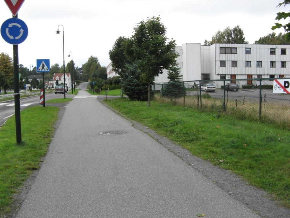 Fra rundkjøring i Krokemoveien til kryss med Ringveien ligger det godt til rette for å anlegge sykkelfelt, men det vil bli behov for grunnerverv mellom Bugårdsdammen og Ringveien.