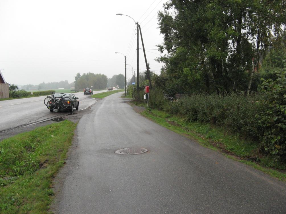 Sørover til Lasken er det fortausløsning. Sør for Lasken er det bred skulder til Larvik grense.