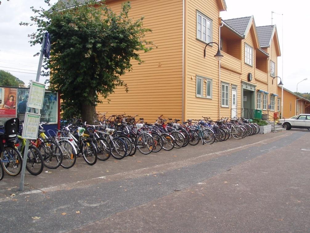 Figur 6-4: Eksempel: Sykkelparkering under tak ved Lillestrøm stasjon Figur 6-3: Sykkelparkering ved Sandefjord stasjon.