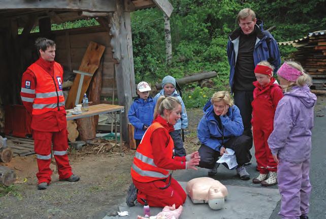 Demonstrasjon av førstehjelp med Røde Kors under Arboretets dag 22. mai ( foto: Bjørn Moe).