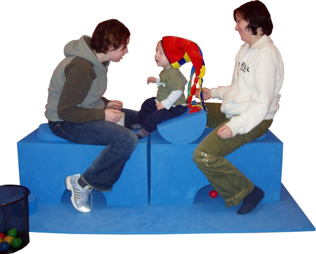 La barnet strekke seg etter leke ut til siden, samtidig som du passer på at barnet har koordinert muskelbruk mellom for og baksidemusklatur. Dette vil fremme frihet i armer og ben.