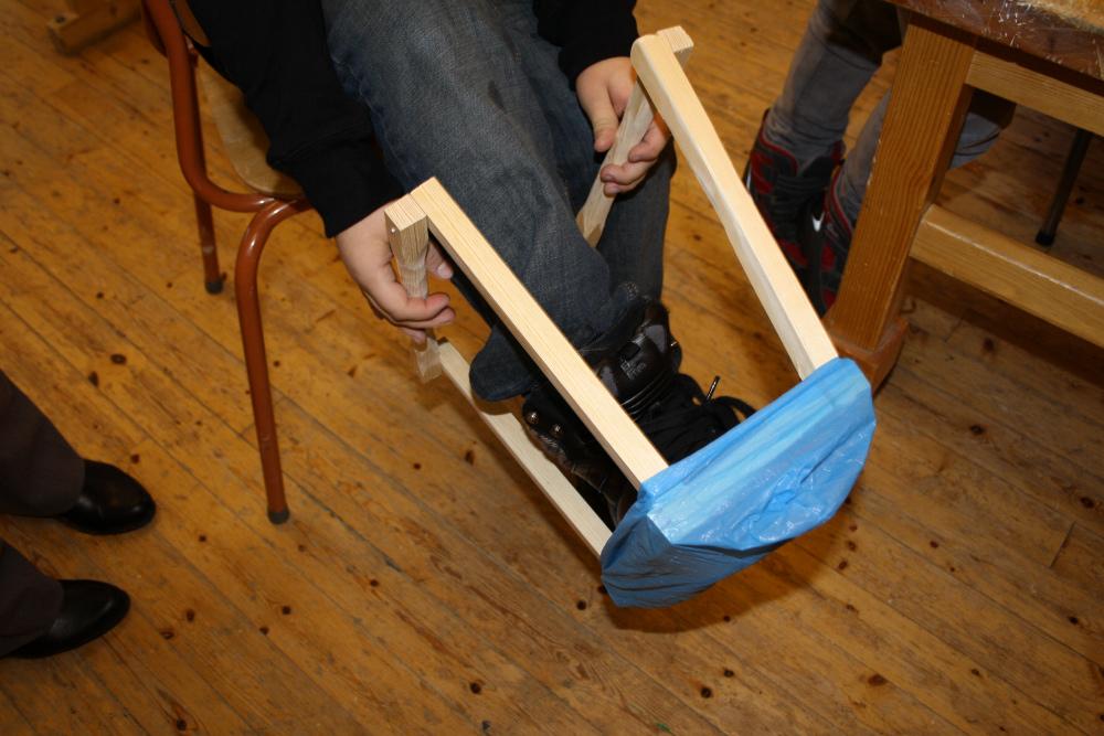 Vi startet med å komme med forslag til en stolpute som man kunne ha med seg når man drar på besøk. Den må være lett av vekt og lett å bruke. Målene måtte være 35x35 cm for å passe i stoler.