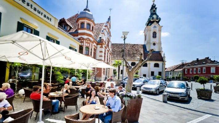 Hartberg (71 km) Det er mange grunner til å besøke den lille byen Hartberg i grenselandet mellom delstatene Steiermark og Burgenland.