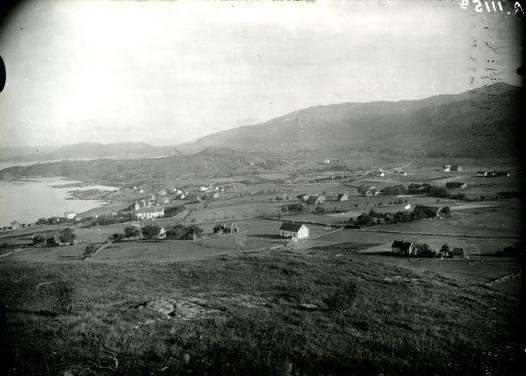 24 Figur 12. Eldre foto frå Fitjar. Kongsgarden skal ha lagt til høgre for kyrkja. Foto: Hordaland fylkeskommune Figur 13. Moster gamle kyrkje..foto: Anders Beer Wilse,1929. 6.