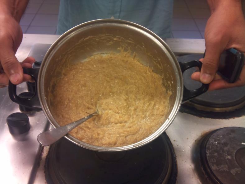 «All the money goes on food» At the end of the month, when money starts to run out, I eat a lot of bulgur. Bulgur with egg, tomatoes and spices.