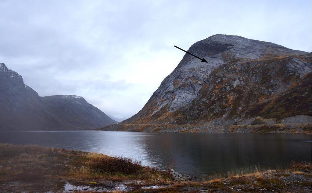 Figur 3.2 - Pilen indikerer startsonen til glideskredene på Stavbrekka. Fv.